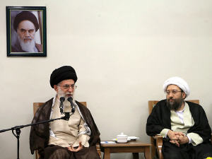 Sadeq Larijani (à droite), nommé pour cinq ans, à la tête du puissant ministère de la Justice, écoute le discours de l'ayatollah Ali Khamenei (à gauche). Sadeq Larijani (à droite), nommé pour cinq ans, à la tête du puissant ministère de la Justice, écoute le discours de l'ayatollah Ali Khamenei (à gauche).