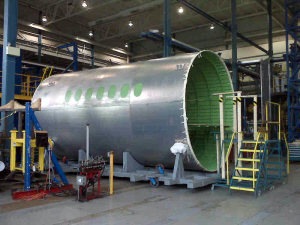 Une partie du fuselage de la CSeries. Une partie du fuselage de la CSeries.