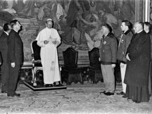Le pape Paul VI s'adresse à l'équipe de hockey olympique du Canada en 1964. Le pape Paul VI s'adresse à l'équipe de hockey olympique du Canada en 1964.