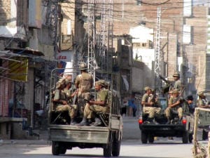 Des soldats pakistanais patrouillent les rues durant un couvre-feu dans la ville de Bannu, dans la région du Waziristan, le 17 octobre 2009. Des soldats pakistanais patrouillent les rues durant un couvre-feu dans la ville de Bannu, dans la région du Waziristan, le 17 octobre 2009.