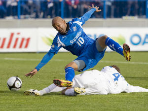 Roberto Brown taclé par Shaun Pejic. Roberto Brown taclé par Shaun Pejic.