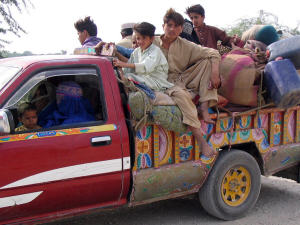 Une famille pakistanaise quitte le Waziristan Sud, le 17 octobre. Une famille pakistanaise quitte le Waziristan Sud, le 17 octobre.