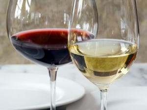 Des verres de vin blanc et rouge Des verres de vin blanc et rouge