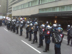 Des policiers mobilisés devant l'hôtel Reine Elizabeth Des policiers mobilisés devant l'hôtel Reine Elizabeth