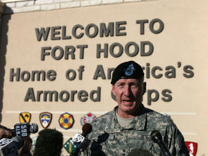 Le lieutenant-général Robert Cone donne une conférence de presse après la tuerie à la base de Fort Hood. Le lieutenant-général Robert Cone donne une conférence de presse après la tuerie à la base de Fort Hood.