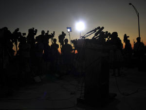 Les médias attendant une conférence de presse, à la base de Fort Hood. Les médias attendant une conférence de presse, à la base de Fort Hood.