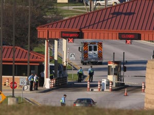 Une ambulance passe la porte de la base de Fort Hood. Une ambulance passe la porte de la base de Fort Hood.