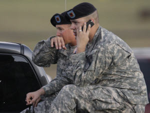 Des militaires sont sous le choc, après la tuerie à la base militaire de Fort Hood, au Texas. Des militaires sont sous le choc, après la tuerie à la base militaire de Fort Hood, au Texas.