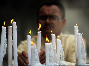 Des bougies allumées en hommage aux victimes des attentats Des bougies allumées en hommage aux victimes des attentats