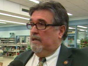 Norman MacMillan, ministre délégué aux Transports, doit amasser 100 000$ par année pour le PLQ. Norman MacMillan, ministre délégué aux Transports, doit amasser 100 000$ par année pour le PLQ.