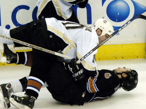 Jamie Heward durement frappé par John LeClair en 2006 Jamie Heward durement frappé par John LeClair en 2006