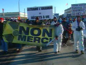 Citoyens et médecins défilent à Sept-Îles pour demander au gouvernement un moratoire sur l'exploration et l'exploitation de l'uranium au Québec (archives) Citoyens et médecins défilent à Sept-Îles pour demander au gouvernement un moratoire sur l'exploration et l'exploitation de l'uranium au Québec (archives)