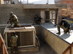 Un commando afghan prend ses positions devant un édifice gouvernemental. Un commando afghan prend ses positions devant un édifice gouvernemental.