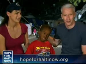 Le journaliste de CNN, Anderson Cooper, avec un enfant haïtien pendant le spectacle-bénéfice présenté sur la plupart des chaînes américaines, le vendredi 22 janvier 2010. Le journaliste de CNN, Anderson Cooper, avec un enfant haïtien pendant le spectacle-bénéfice présenté sur la plupart des chaînes américaines, le vendredi 22 janvier 2010.