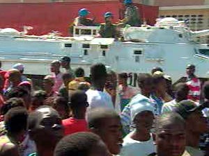 Haïtiens qui attendent de l'aide alimentaire. Haïtiens qui attendent de l'aide alimentaire.