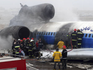 Un Tupolev s'écrase dans le nord de l'Iran faisant au moins 46 blessés. Un Tupolev s'écrase dans le nord de l'Iran faisant au moins 46 blessés.
