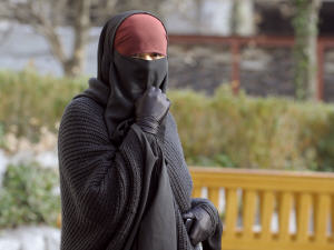 Une femme portant le niqab dans une rue de Lyon, en France, le 25 janvier 2010. Une femme portant le niqab dans une rue de Lyon, en France, le 25 janvier 2010.