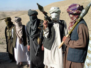 Des talibans posent avec leurs armes dans la province de Zaboul, au sud-est de Kaboul, en 2006. Des talibans posent avec leurs armes dans la province de Zaboul, au sud-est de Kaboul, en 2006.