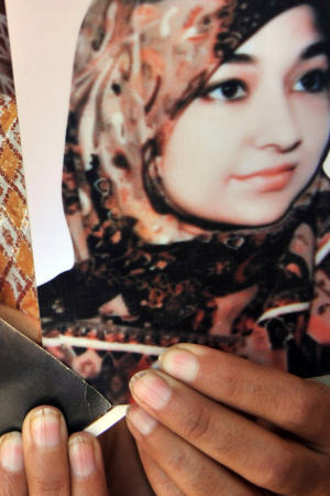 Aafia Siddiqui, une spécialiste pakistanaise en neurosciences qui a fait ses études aux États-Unis a été jugée coupable, en février 2010 à New York, d'avoir tenté de tuer des soldats américains en Afghanistan en 2008. Aafia Siddiqui, une spécialiste pakistanaise en neurosciences qui a fait ses études aux États-Unis a été jugée coupable, en février 2010 à New York, d'avoir tenté de tuer des soldats américains en Afghanistan en 2008.