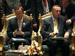 Le secrétaire général de l'ONU, Ban Ki-Moon, le premier ministre turc, Recep Tayyip Erdogan, et le premier ministre italien, Silvio Berlusconi (de gauche à droite) Le secrétaire général de l'ONU, Ban Ki-Moon, le premier ministre turc, Recep Tayyip Erdogan, et le premier ministre italien, Silvio Berlusconi (de gauche à droite)