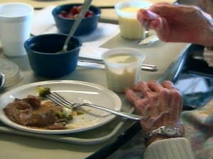 Des milliers de personnes âgées au Québec sont sous-alimentées lorsqu'elles arrivent en institution. Des milliers de personnes âgées au Québec sont sous-alimentées lorsqu'elles arrivent en institution.