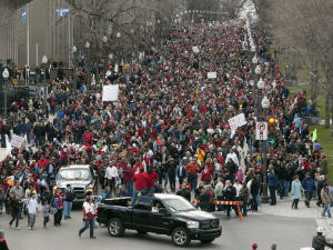 Des milliers de personnes manifestent à Québec Des milliers de personnes manifestent à Québec