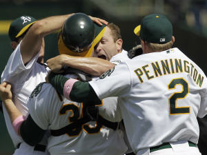 Dallas Braden (au centre) Dallas Braden (au centre)
