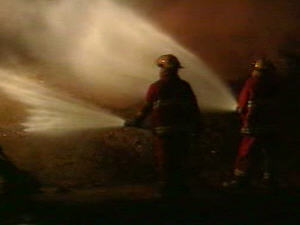 Les pompiers ont réussi à contrôler le feu de tourbière dimanche. Les pompiers ont réussi à contrôler le feu de tourbière dimanche.