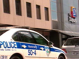 Voiture du SPVM devant la Place Dupuis, à Montréal Voiture du SPVM devant la Place Dupuis, à Montréal