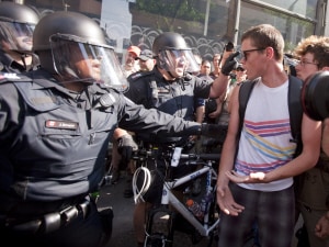 Des manifestants font face à des policiers antiémeutes près du périmètre de sécurité du G20 à Toronto, le 26 juin 2010. Des manifestants font face à des policiers antiémeutes près du périmètre de sécurité du G20 à Toronto, le 26 juin 2010.