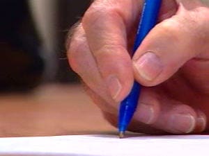 Crayon dans une main Crayon dans une main