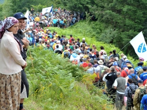 Des villageois de Nezuk regardent défiler les milliers de personnes qui amorcent leur marche vers Srebrenica. Des villageois de Nezuk regardent défiler les milliers de personnes qui amorcent leur marche vers Srebrenica.