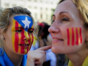 Deux femmes aux couleurs de la Catalogne Deux femmes aux couleurs de la Catalogne