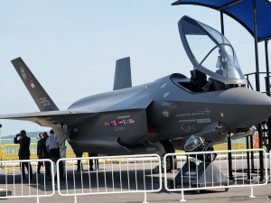 Un F-35 de la compagnie Lockheed Martin, montré au Salon de l'aéronautique de Singapour, en février 2010. Un F-35 de la compagnie Lockheed Martin, montré au Salon de l'aéronautique de Singapour, en février 2010.