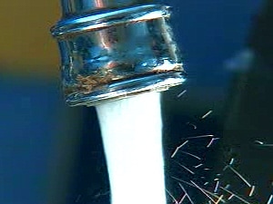 Robinet qui déverse de l'eau Robinet qui déverse de l'eau