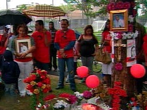 Des dizaines de personnes se sont rassemblées à Montréal-Nord pour souligner le deuxième anniversaire de la mort de Fredy Villanueva Des dizaines de personnes se sont rassemblées à Montréal-Nord pour souligner le deuxième anniversaire de la mort de Fredy Villanueva