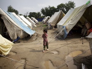 Camp de réfugiés mis sur pied par l'armée pour les personnes dont le logement a été inondé. Camp de réfugiés mis sur pied par l'armée pour les personnes dont le logement a été inondé.