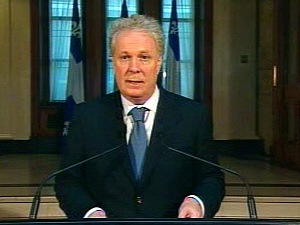 Le premier ministre Jean Charest dans le Hall de l'Assemblée nationale Le premier ministre Jean Charest dans le Hall de l'Assemblée nationale