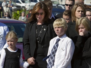 La conjointe du défunt Claude Béchard, Mylène Champoux, avec trois de leurs quatre enfants, Marianne, Charles et Justine. La conjointe du défunt Claude Béchard, Mylène Champoux, avec trois de leurs quatre enfants, Marianne, Charles et Justine.