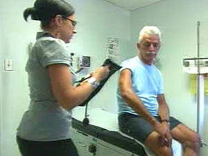 Une infirmière praticienne prend la tension artérielle d'un patient. Une infirmière praticienne prend la tension artérielle d'un patient.