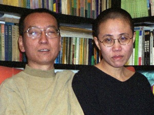 Liu Xiaobo et sa conjointe Lu Xia en octobre 2002 Liu Xiaobo et sa conjointe Lu Xia en octobre 2002