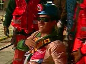 Carlos Mamani, quatrième mineur à sortir de la mine de San José, dans la nuit du 12 au 13 octobre 2010. Carlos Mamani, quatrième mineur à sortir de la mine de San José, dans la nuit du 12 au 13 octobre 2010.