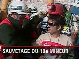 La nacelle transportant Alex Vega Salazar a atteint la surface à 7 h 53. Ce mineur souffre d'hypertension et d'insuffisance rénale. La nacelle transportant Alex Vega Salazar a atteint la surface à 7 h 53. Ce mineur souffre d'hypertension et d'insuffisance rénale.