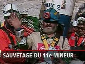 Jorge Galleguillos le onzième mineur a trouvé à sa sortie les présidents chilien et bolivien à sa rencontre. Jorge Galleguillos le onzième mineur a trouvé à sa sortie les présidents chilien et bolivien à sa rencontre.