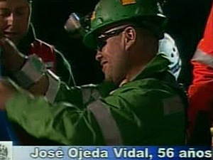 Jose Oleda Vidal, diabétique, est le septième mineur à remonter à la surface à 5 h 21. Jose Oleda Vidal, diabétique, est le septième mineur à remonter à la surface à 5 h 21.