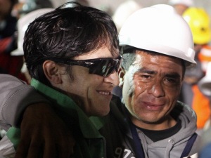 Le mineur Ariel Ticona Yanez sourit à sa sortie de la mine. Le mineur Ariel Ticona Yanez sourit à sa sortie de la mine.