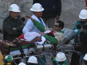 Le mineur Claudio Acuna Cortes a sa sortie de la mine de Copiapo Le mineur Claudio Acuna Cortes a sa sortie de la mine de Copiapo