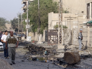 Les forces de sécurité irakiennes inspectent la scène de l'attentat. Les forces de sécurité irakiennes inspectent la scène de l'attentat.