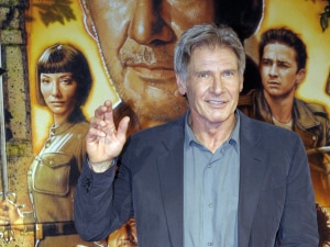 Harrison Ford salue la foule à son arrivée de la projection de « Indiana Jones et le royaume du crâne de cristal », à Tokyo, le 4 juin 2008 Harrison Ford salue la foule à son arrivée de la projection de « Indiana Jones et le royaume du crâne de cristal », à Tokyo, le 4 juin 2008