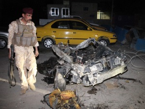 Un soldat irakien sur les lieux d'un attentat commis dans le quartier chiite de Sadr City (Bagdad, 2 novembre 2010). Un soldat irakien sur les lieux d'un attentat commis dans le quartier chiite de Sadr City (Bagdad, 2 novembre 2010).